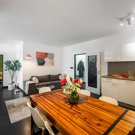 Apartment Deluxe With Balcony Near Center *