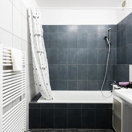 Deluxe With Balcony Near Center Apartment *
