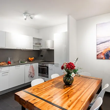 Deluxe With Balcony Near Center Apartment *