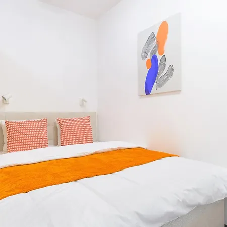 Deluxe With Balcony Near Center *