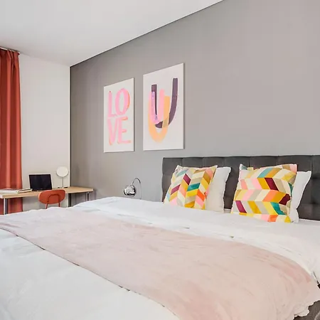 Deluxe With Balcony Near Center Apartment *
