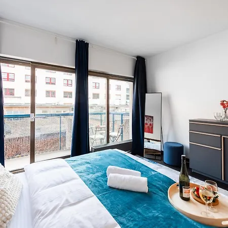 Apartment Deluxe With Balcony Near Center