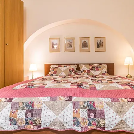 Karmelitska 1 Luxury 1 Bedroom Apartment *