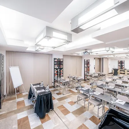 호텔 Majestic Plaza 4*