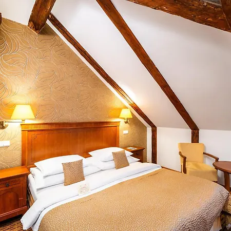 Hotel Majestic Plaza 4*