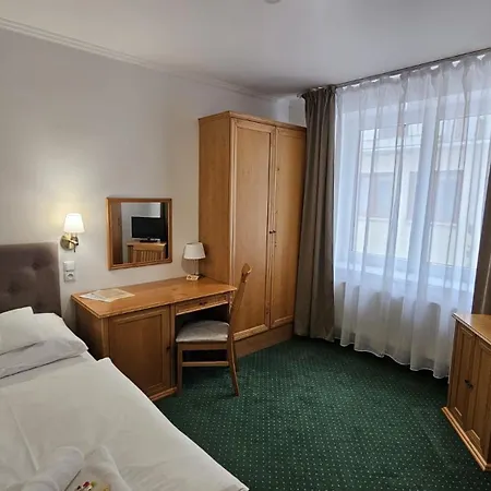 Claris Praag