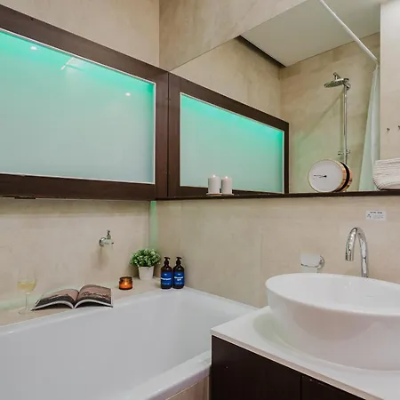 Apartment Days - Stylish - Netflix - Hip District *
