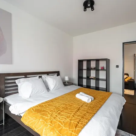 Spacious Near Karlin Square Apartment *