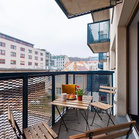 Apartment Spacious Near Karlin Square *