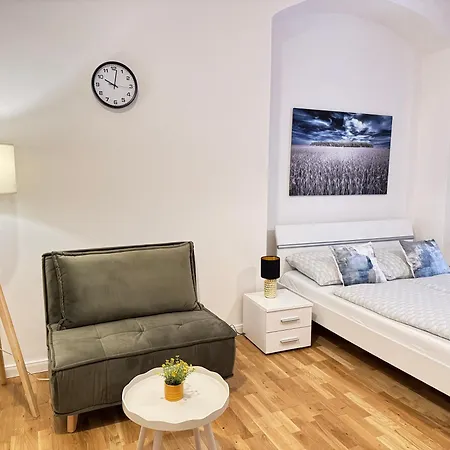 Apartment 1 New Just Steps Away From Old Town And The Florence Bus Station *