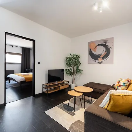 Spacious Near Karlin Square Apartment *