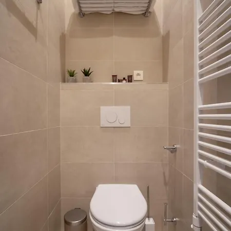 J3 Apartment *