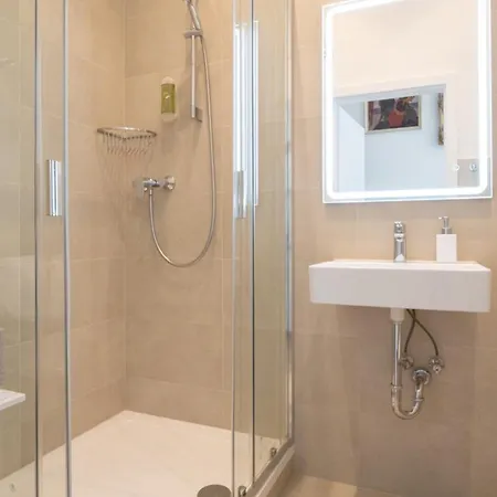 J3 Apartment *