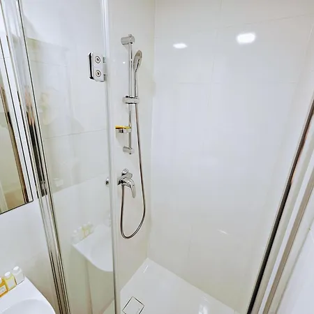 Live-inn 1 Bdr View For 1-4 Guests, 20 Mins To Center, Lift, Gym, Reception, Parking, Roof Terrace, Game & Party Apartment