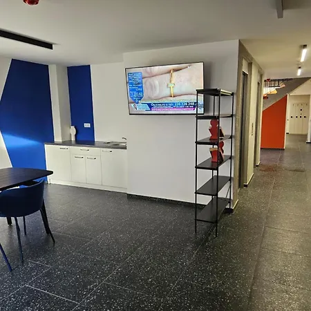 Live-inn 1 Bdr View For 1-4 Guests, 20 Mins To Center, Lift, Gym, Reception, Parking, Roof Terrace, Game & Party Apartment Prague