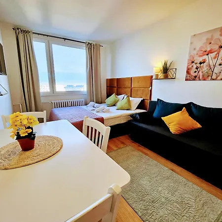 Live-inn 1 Bdr View For 1-4 Guests, 20 Mins To Center, Lift, Gym, Reception, Parking, Roof Terrace, Game & Party Prague