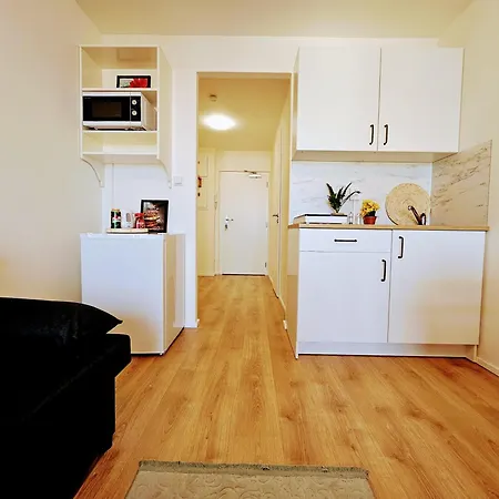Apartment Live-inn 1 Bdr View For 1-4 Guests, 20 Mins To Center, Lift, Gym, Reception, Parking, Roof Terrace, Game & Party Prague