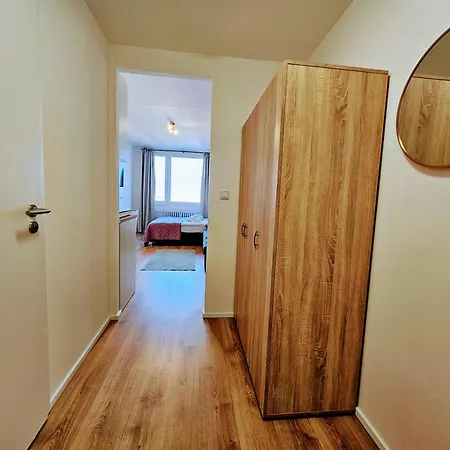 Live-inn 1 Bdr View For 1-4 Guests, 20 Mins To Center, Lift, Gym, Reception, Parking, Roof Terrace, Game & Party Prague