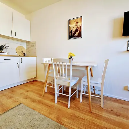 Live-inn 1 Bdr View For 1-4 Guests, 20 Mins To Center, Lift, Gym, Reception, Parking, Roof Terrace, Game & Party *