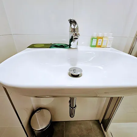 Apartment Live-inn 1 Bdr View For 1-4 Guests, 20 Mins To Center, Lift, Gym, Reception, Parking, Roof Terrace, Game & Party Prague