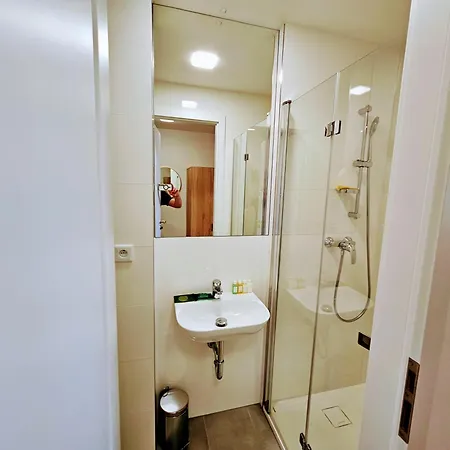 Live-inn 1 Bdr View For 1-4 Guests, 20 Mins To Center, Lift, Gym, Reception, Parking, Roof Terrace, Game & Party Prague