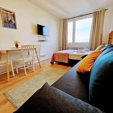 Live-inn 1 Bdr View For 1-4 Guests, 20 Mins To Center, Lift, Gym, Reception, Parking, Roof Terrace, Game & Party * Prague
