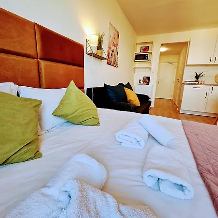 Live-inn 1 Bdr View For 1-4 Guests, 20 Mins To Center, Lift, Gym, Reception, Parking, Roof Terrace, Game & Party