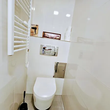 Live-inn 1 Bdr View For 1-4 Guests, 20 Mins To Center, Lift, Gym, Reception, Parking, Roof Terrace, Game & Party