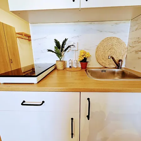 Apartment Live-inn 1 Bdr View For 1-4 Guests, 20 Mins To Center, Lift, Gym, Reception, Parking, Roof Terrace, Game & Party Prague