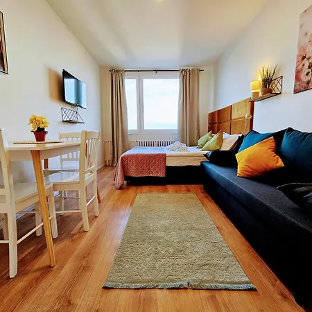 Live-inn 1 Bdr View For 1-4 Guests, 20 Mins To Center, Lift, Gym, Reception, Parking, Roof Terrace, Game & Party Apartment