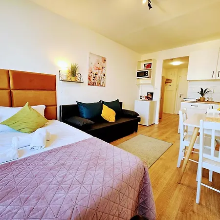Apartment Live-inn 1 Bdr View For 1-4 Guests, 20 Mins To Center, Lift, Gym, Reception, Parking, Roof Terrace, Game & Party