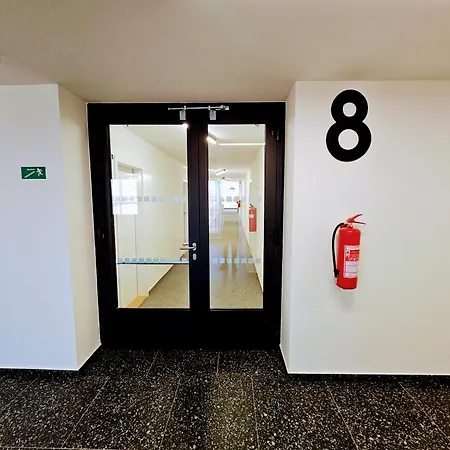 Apartment Live-inn 1 Bdr View For 1-4 Guests, 20 Mins To Center, Lift, Gym, Reception, Parking, Roof Terrace, Game & Party Prague