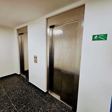 Live-inn 1 Bdr View For 1-4 Guests, 20 Mins To Center, Lift, Gym, Reception, Parking, Roof Terrace, Game & Party * Prague