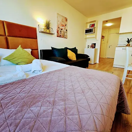 Apartment Live-inn 1 Bdr View For 1-4 Guests, 20 Mins To Center, Lift, Gym, Reception, Parking, Roof Terrace, Game & Party