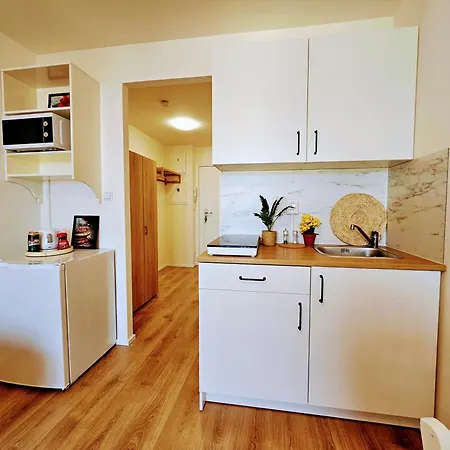 Live-inn 1 Bdr View For 1-4 Guests, 20 Mins To Center, Lift, Gym, Reception, Parking, Roof Terrace, Game & Party *