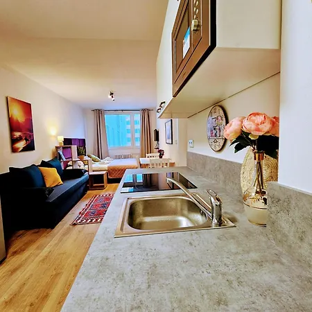 Live-inn 2 Bdr Family For 1-8 Guests, 20 Mins To Center, Lift, Gym, Reception, Parking, Roof Terrace, Game & Party