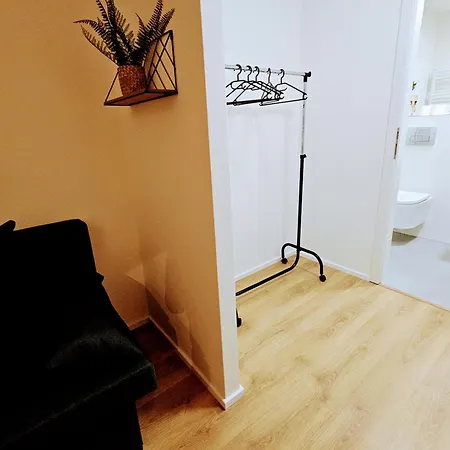 Live-inn 2 Bdr Family For 1-8 Guests, 20 Mins To Center, Lift, Gym, Reception, Parking, Roof Terrace, Game & Party Prague