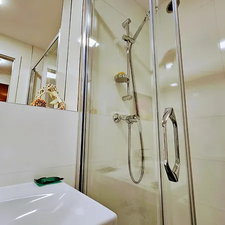 Live-inn 2 Bdr Family For 1-8 Guests, 20 Mins To Center, Lift, Gym, Reception, Parking, Roof Terrace, Game & Party * Prague