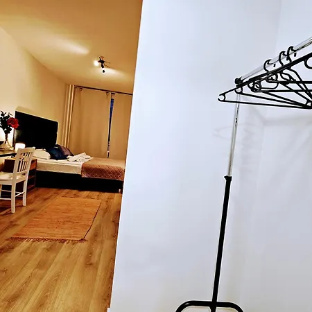 Live-inn Hotel-style 5 Apartments, 20 Mins To Centre, Gym, Reception, Free Parking, Lift, Roof Terrace & Game Apartment Prague