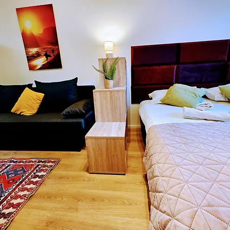 Live-inn Hotel-style 5 Apartments, 20 Mins To Centre, Gym, Reception, Free Parking, Lift, Roof Terrace & Game