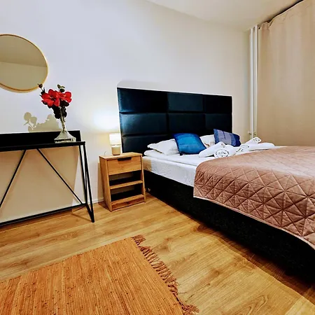 Live-inn Hotel-style 5 Apartments, 20 Mins To Centre, Gym, Reception, Free Parking, Lift, Roof Terrace & Game * Prague