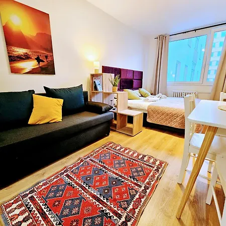 Live-inn Hotel-style 5 Apartments, 20 Mins To Centre, Gym, Reception, Free Parking, Lift, Roof Terrace & Game Apartment *