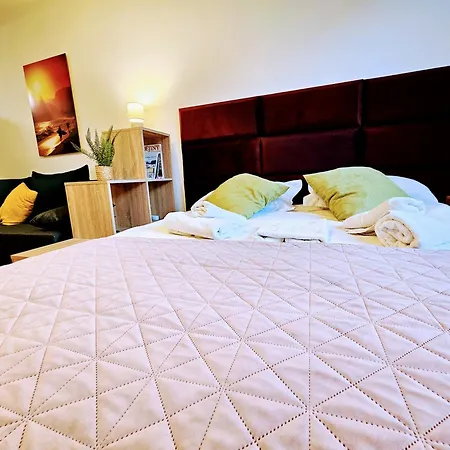 Live-inn Hotel-style 5 Apartments, 20 Mins To Centre, Gym, Reception, Free Parking, Lift, Roof Terrace & Game Prague