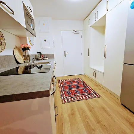 Live-inn Hotel-style 5 Apartments, 20 Mins To Centre, Gym, Reception, Free Parking, Lift, Roof Terrace & Game Apartment *