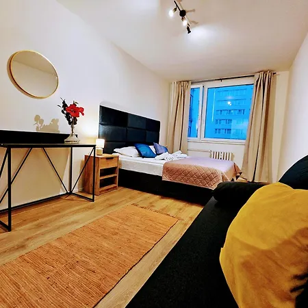 Live-inn Hotel-style 5 Apartments, 20 Mins To Centre, Gym, Reception, Free Parking, Lift, Roof Terrace & Game Apartment Prague