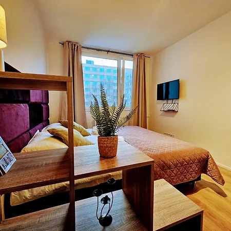 Live-inn Hotel-style 5 Apartments, 20 Mins To Centre, Gym, Reception, Free Parking, Lift, Roof Terrace & Game *