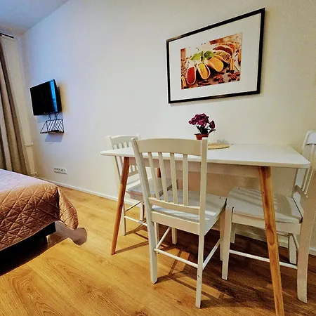 Live-inn Hotel-style 5 Apartments, 20 Mins To Centre, Gym, Reception, Free Parking, Lift, Roof Terrace & Game * Prague