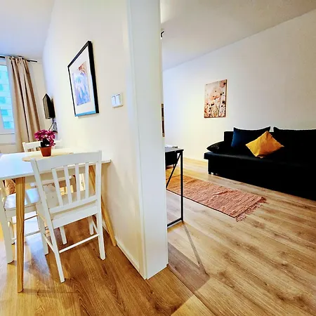 Live-inn Hotel-style 5 Apartments, 20 Mins To Centre, Gym, Reception, Free Parking, Lift, Roof Terrace & Game