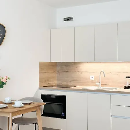 Real Living By Refa Karlin 406 * Prague