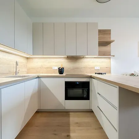 아파트 Real Living By Refa Balcony Retreat 75